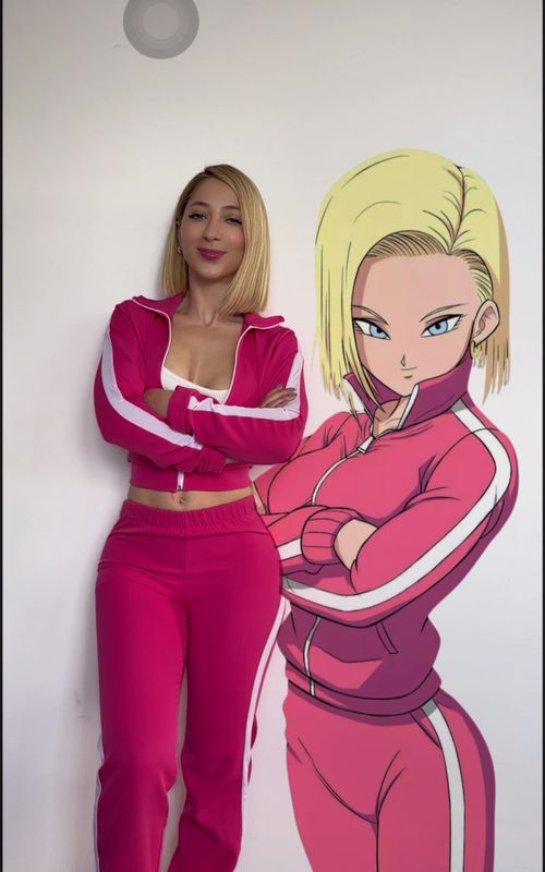 Androide18🐉 ”¿Te distrae mi sudadera rosa, mi falda corta o mi jean apretado? No importa… igual terminarás obedeciéndome, quieras o no.” 😈💗 #androide18 #lazuli #c18 #numero18 #anime #dragonballz #cosplaydragonball #patrullarojadbz 